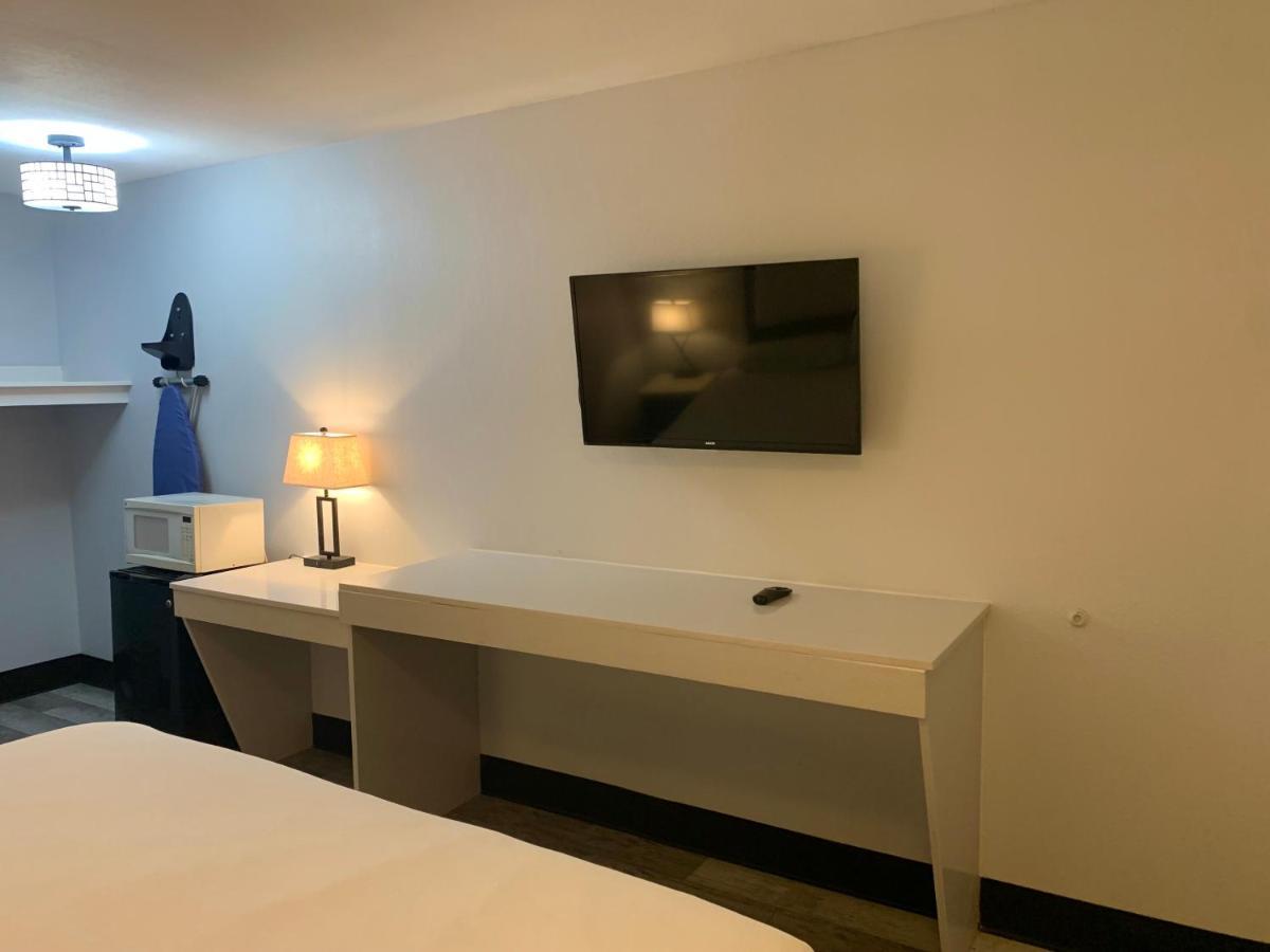 Rodeway Inn Midland Bagian luar foto