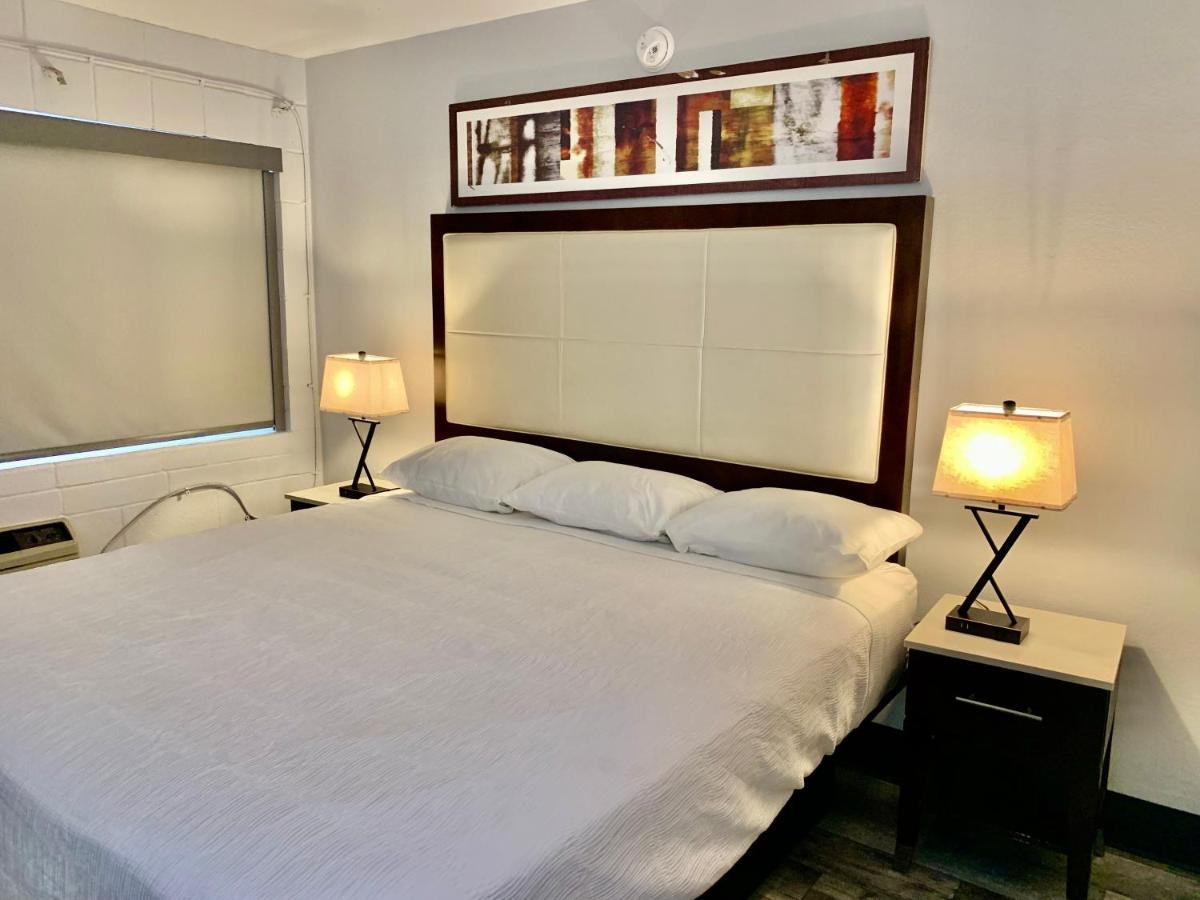 Rodeway Inn Midland Bagian luar foto