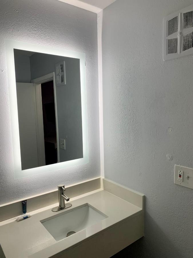Rodeway Inn Midland Bagian luar foto