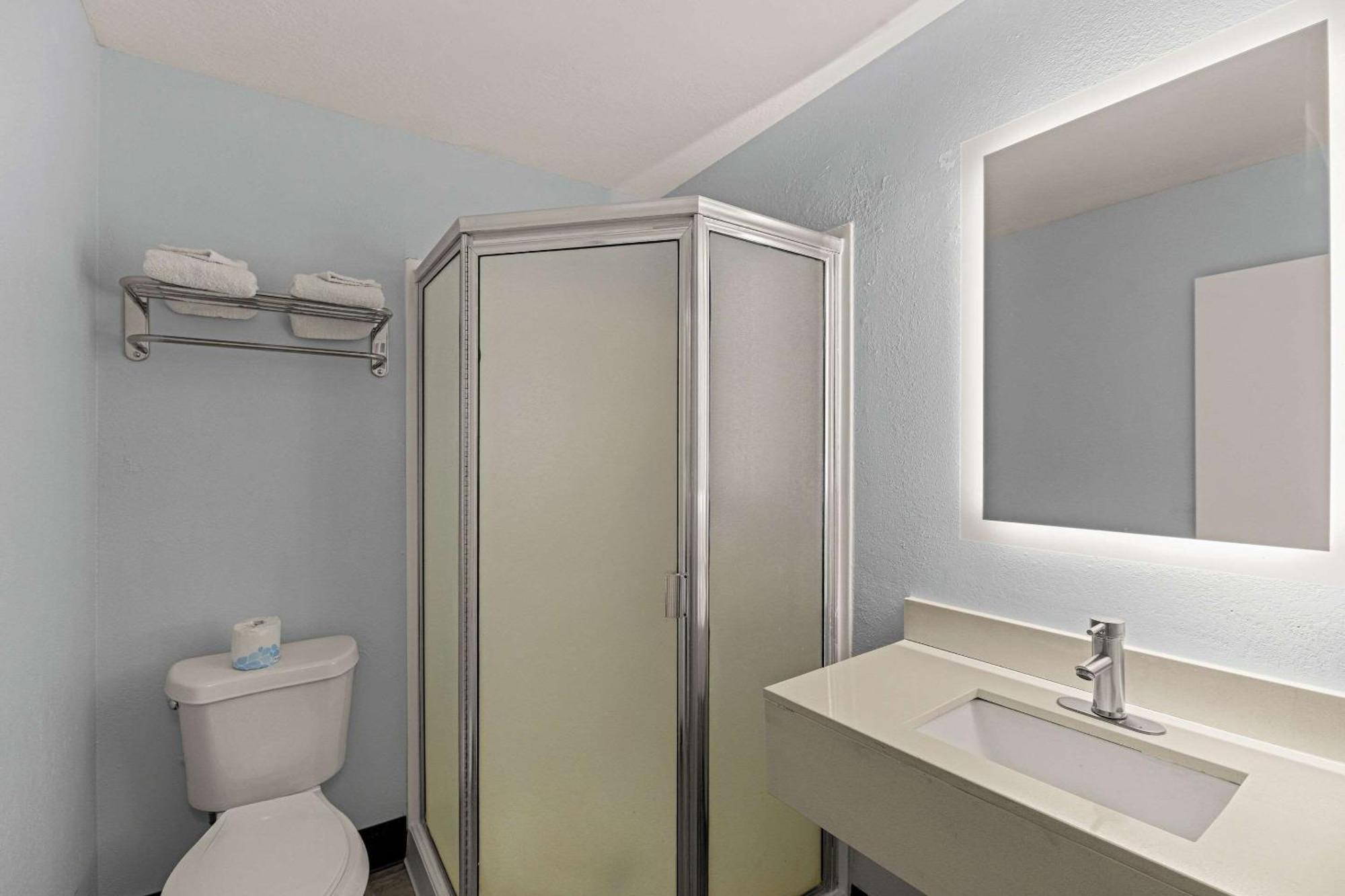 Rodeway Inn Midland Bagian luar foto