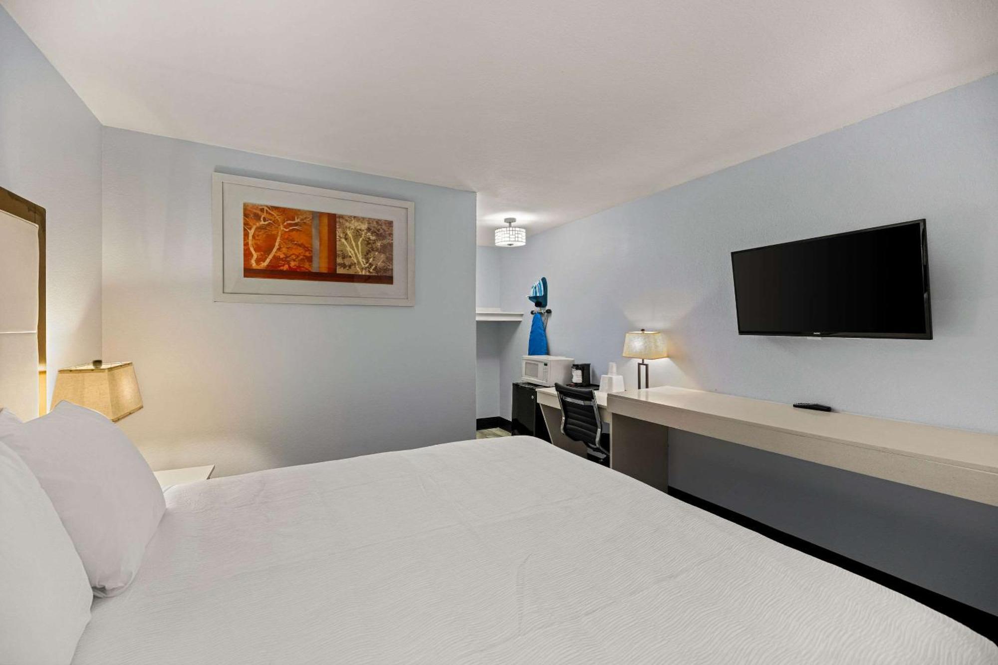 Rodeway Inn Midland Bagian luar foto