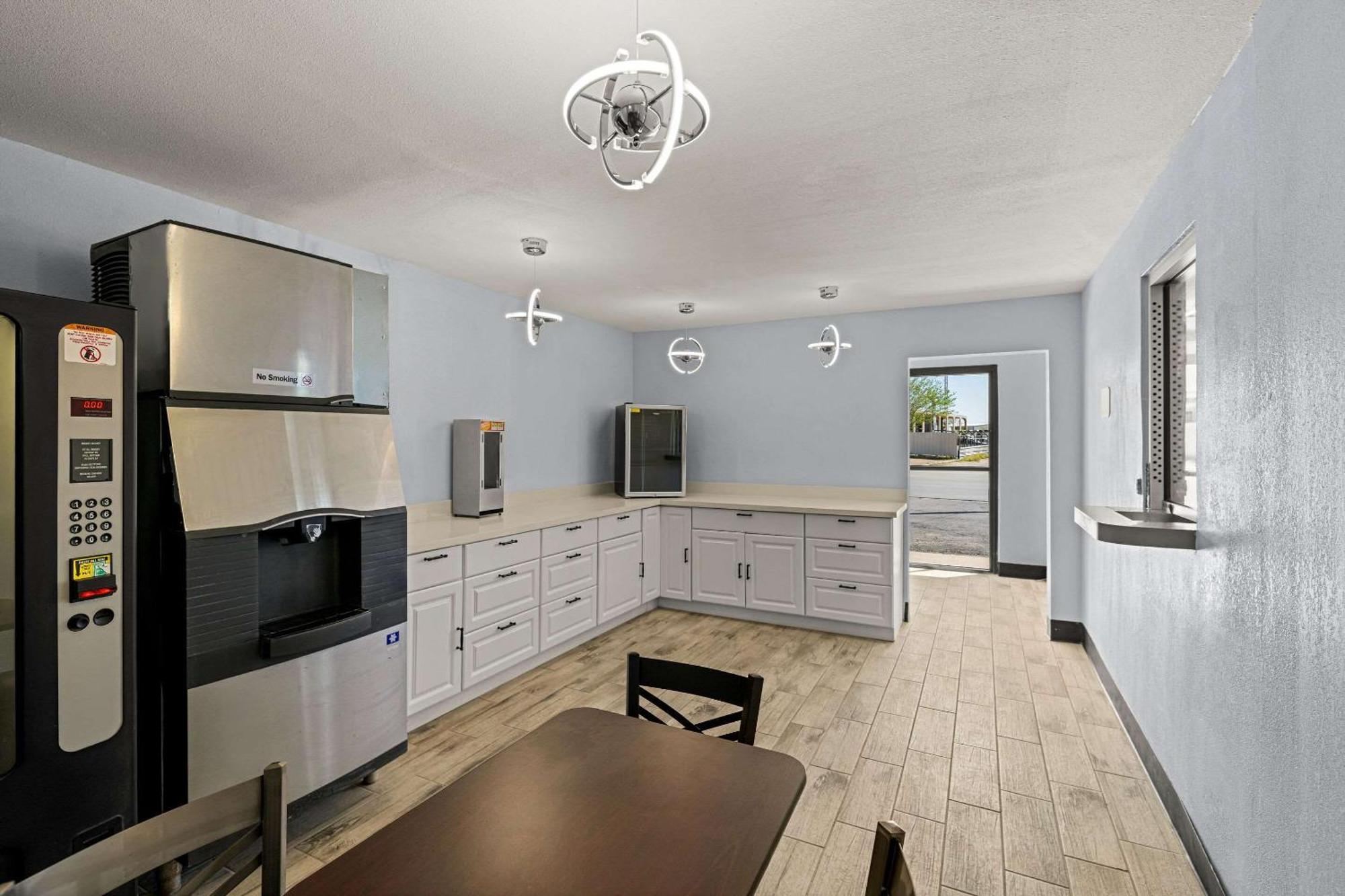 Rodeway Inn Midland Bagian luar foto