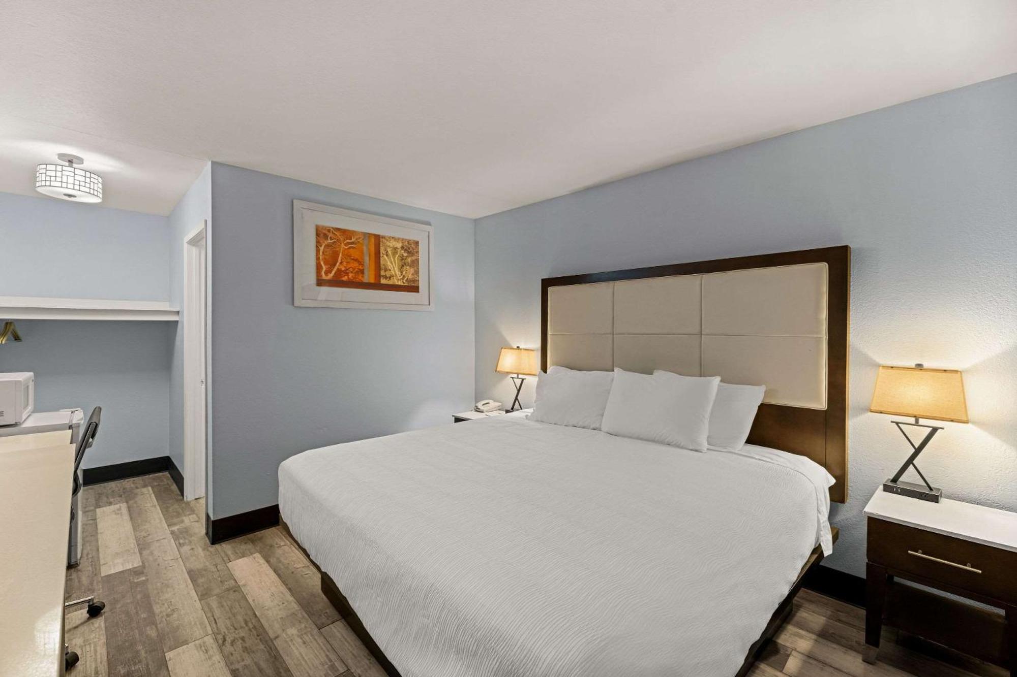 Rodeway Inn Midland Bagian luar foto