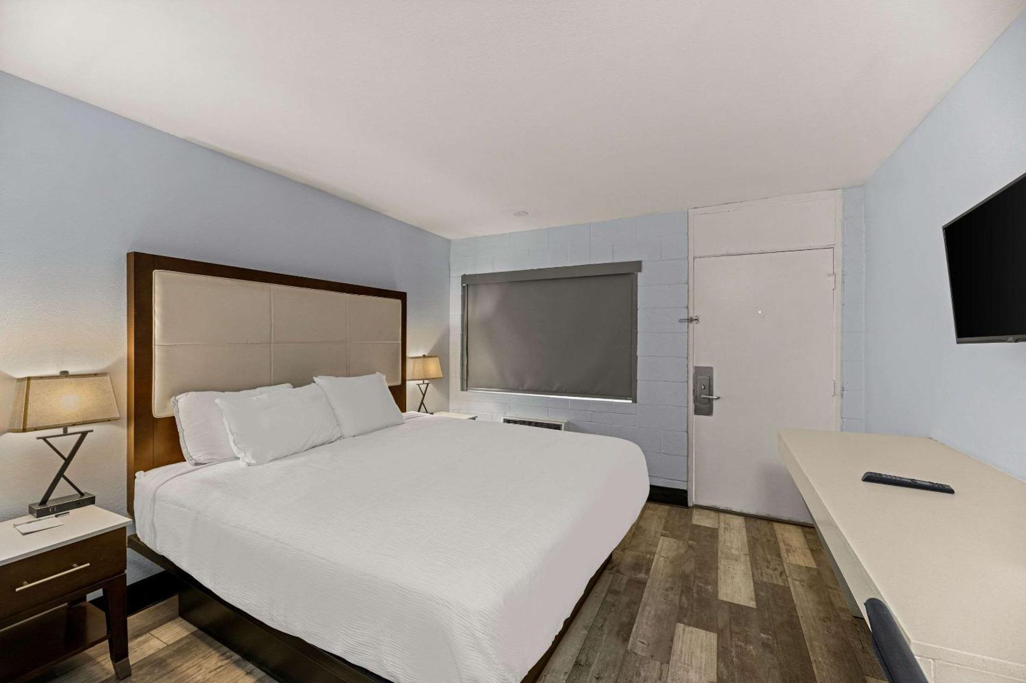 Rodeway Inn Midland Bagian luar foto