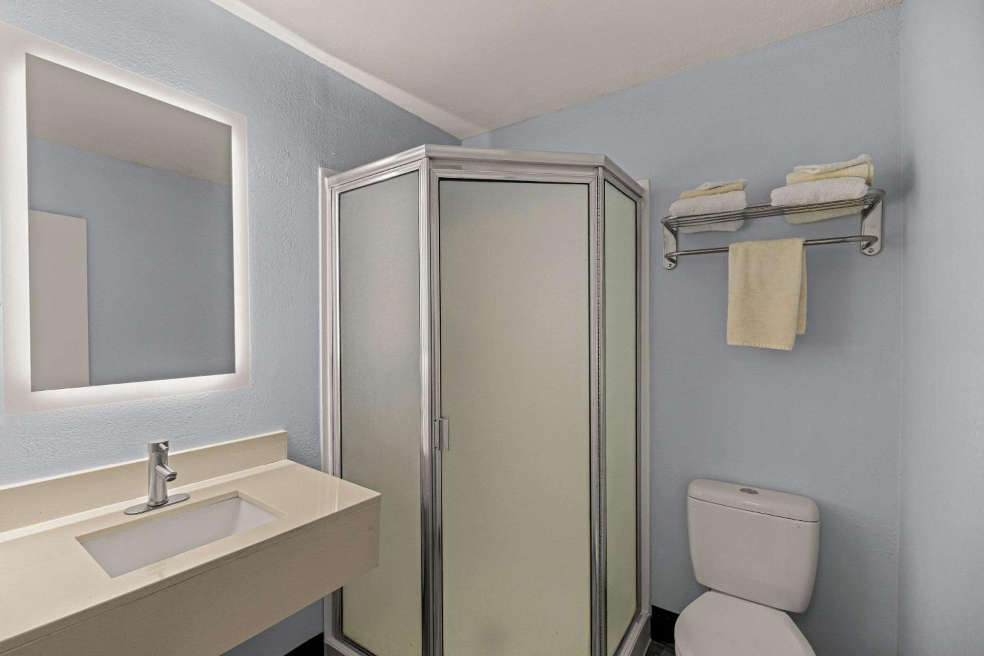 Rodeway Inn Midland Bagian luar foto