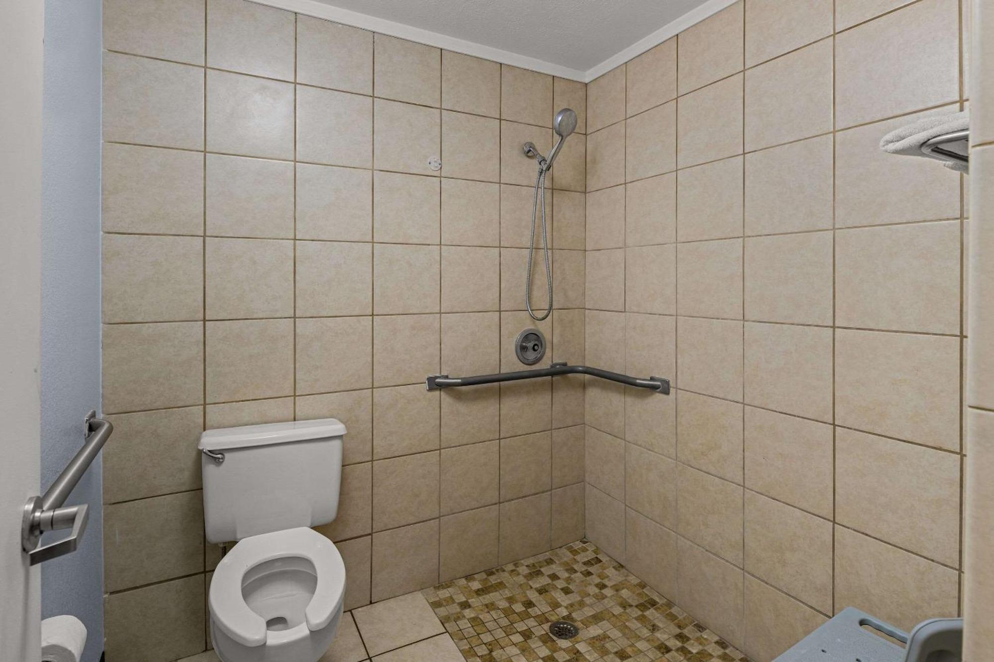Rodeway Inn Midland Bagian luar foto