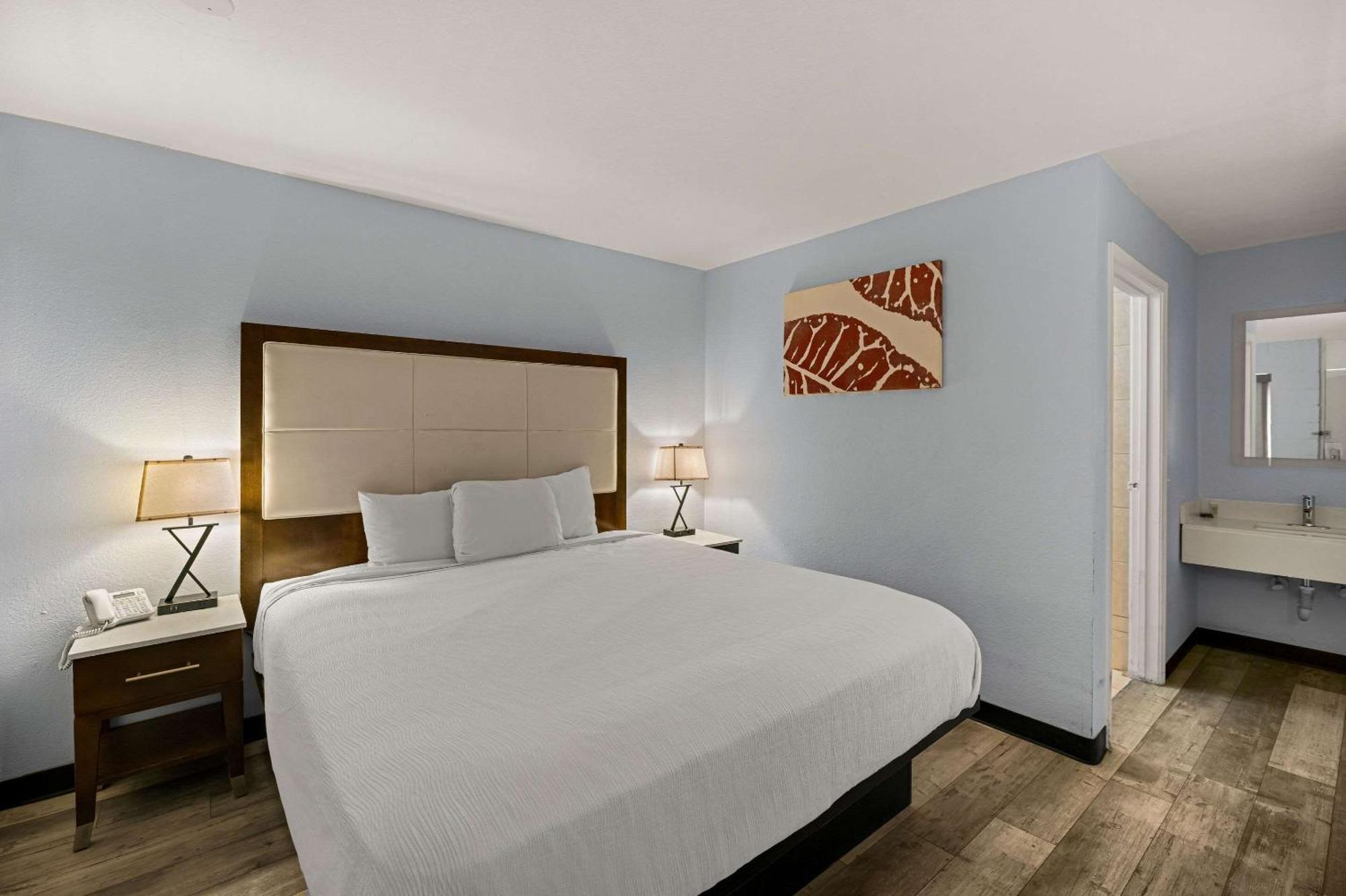 Rodeway Inn Midland Bagian luar foto
