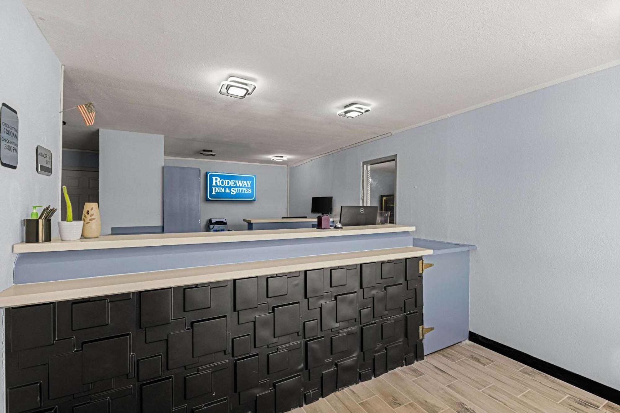 Rodeway Inn Midland Bagian luar foto