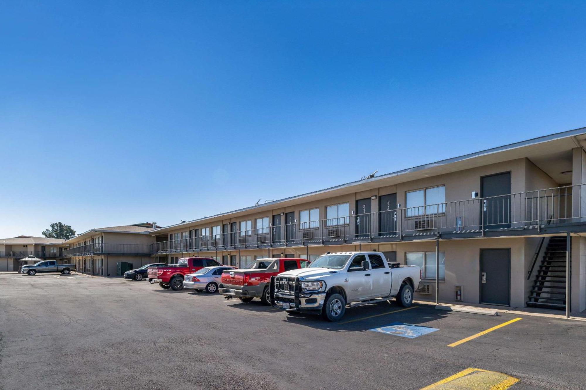 Rodeway Inn Midland Bagian luar foto