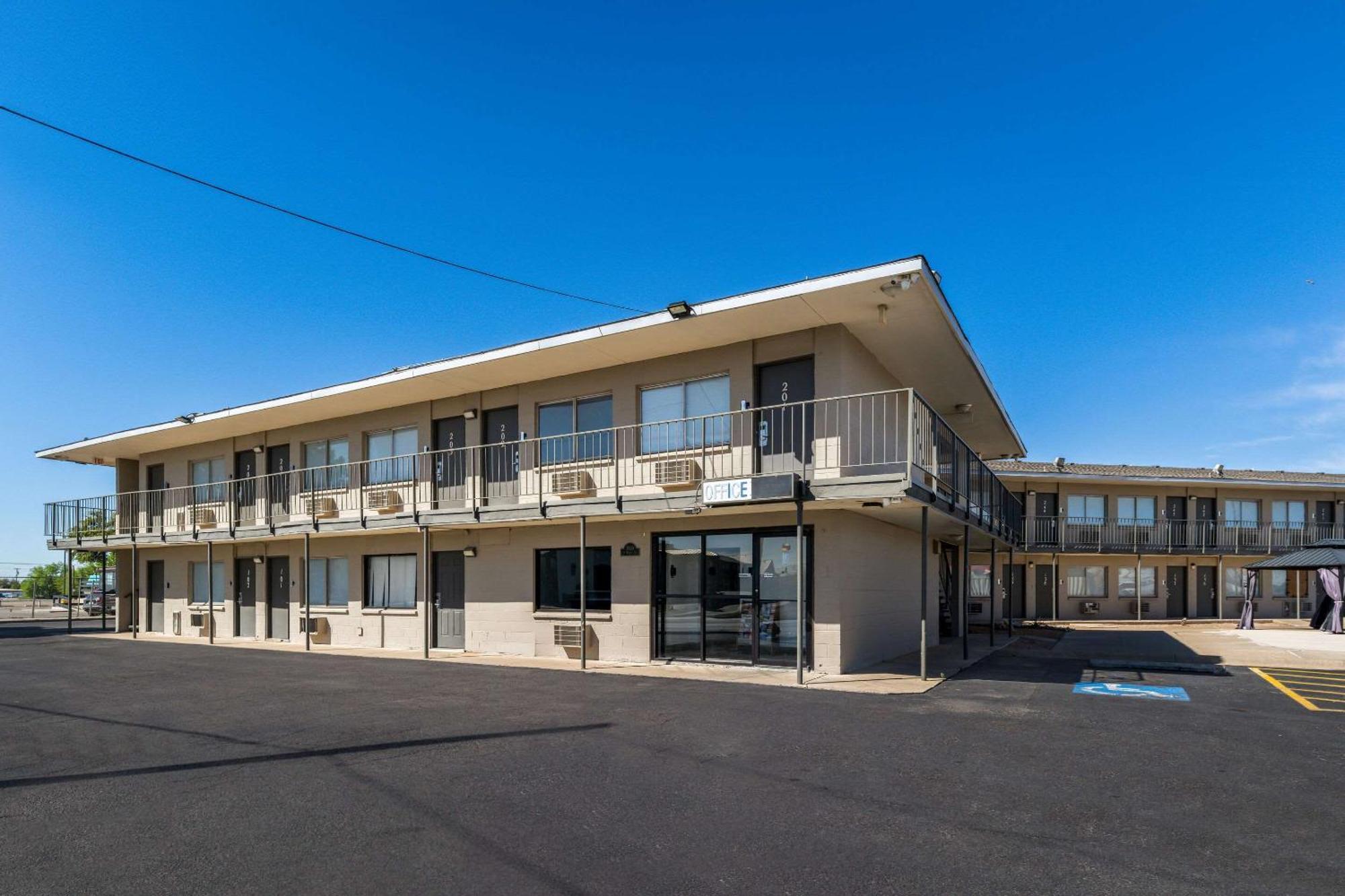 Rodeway Inn Midland Bagian luar foto